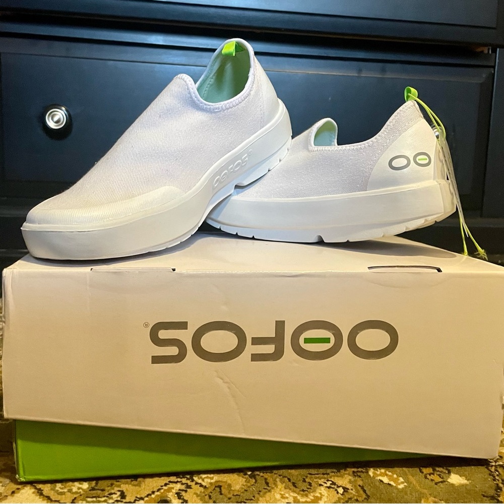 NIB OOFOS slip on sneakers. 8.5 women’s. Style #5072. Machine washable